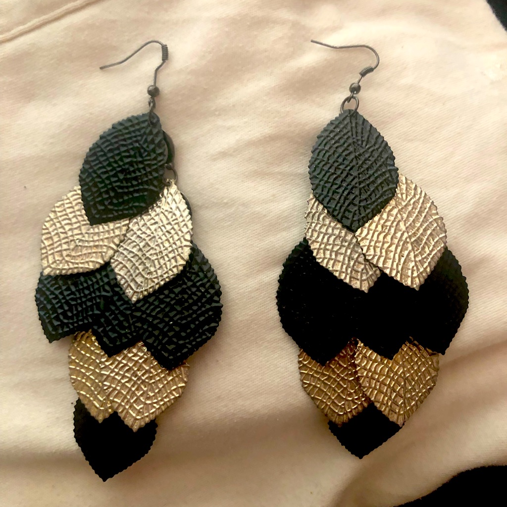 Dangly Leafy Earrings So Pretty 15$